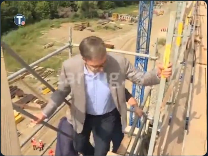 Дајте му воде да пије, дехидрирао је од силног страха! (видео) Дајте му воде да пије, дехидрирао је од силног страха! (видео)