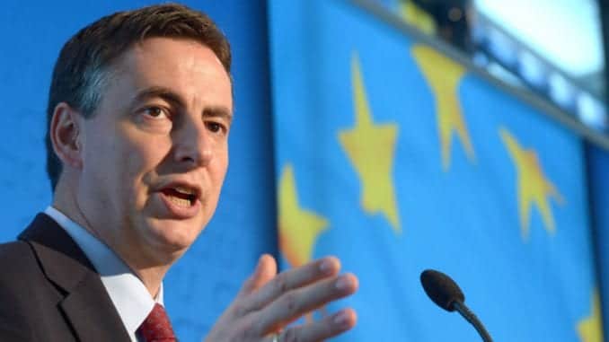 Швабо, ти озбиљно забијаш носину у српске ствари које те се апосолутно не тичу! Швабо, ти озбиљно забијаш носину у српске ствари које те се апосолутно не тичу!