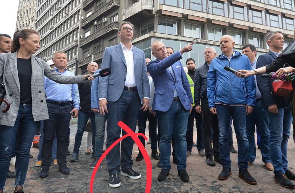 Вучићу, јел ти и те патике од 500 евра купила мама? Вучићу, јел ти и те патике од 500 евра купила мама?