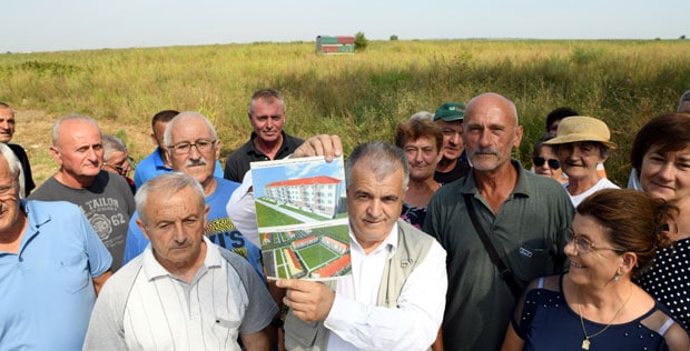 ПРОТЕСТ НА БАТАЈНИЧКОМ ПУТУ: Радници остали и без њива и без отпремнина ПРОТЕСТ НА БАТАЈНИЧКОМ ПУТУ: Радници остали и без њива и без отпремнина