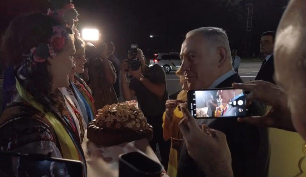 ДИПЛОМАТСКИ СКАНДАЛ У КИЈЕВУ: Нетанијахуова супруга бацила на земљу хлеб и со (видео) ДИПЛОМАТСКИ СКАНДАЛ У КИЈЕВУ: Нетанијахуова супруга бацила на земљу хлеб и со (видео)