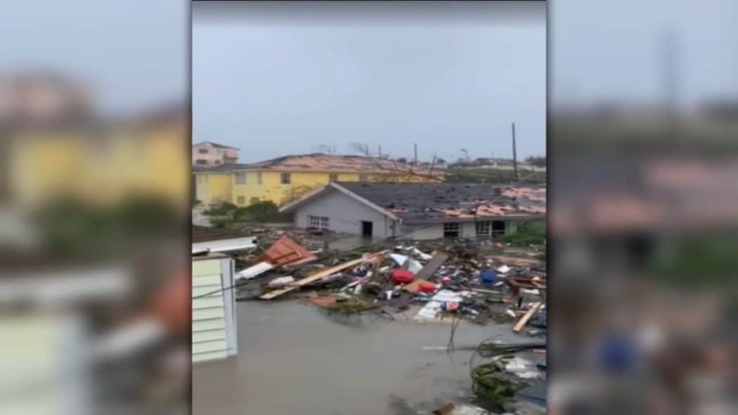 Ураган Доријан развалио Бахаме, удари ветра од 285 километара на сат (видео) Ураган Доријан развалио Бахаме, удари ветра од 285 километара на сат (видео)