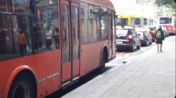 БРАВО ВЕСИЋУ, АЛ СИ ГА ОПРАВИО! Погледајте комплетан колапс саобраћаја у центру Београда (видео) БРАВО ВЕСИЋУ, АЛ СИ ГА ОПРАВИО! Погледајте комплетан колапс саобраћаја у центру Београда (видео)