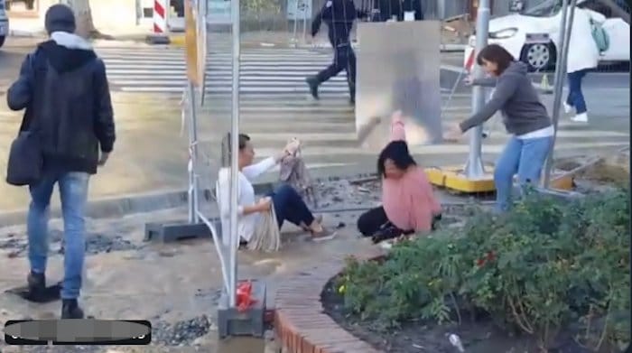 Потоп у центру Београда, због воде која се слива по околним улицама колапс у саобраћају (фото, видео) Потоп у центру Београда, због воде која се слива по околним улицама колапс у саобраћају (фото, видео)