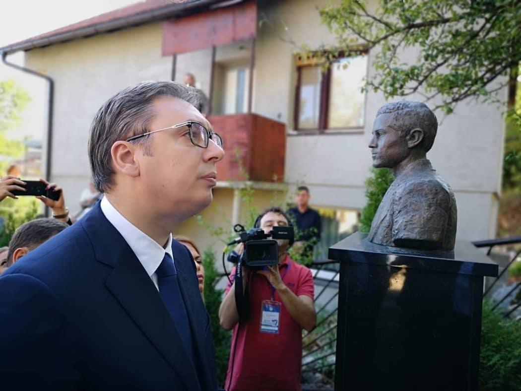 ФУКАРО, обилазиш Принципову кућу а оптуживао си га на ЦНН-у да је он крив за Први светски рат (видео) ФУКАРО, обилазиш Принципову кућу а оптуживао си га на ЦНН-у да је он крив за Први светски рат (видео)