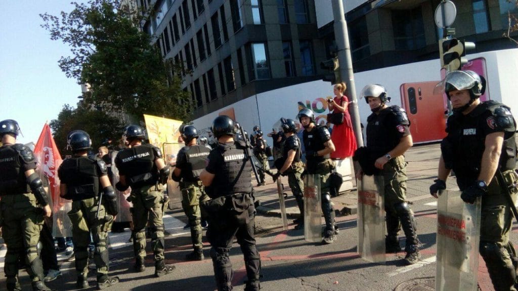 Београд: Жандармерија управо батина миран породичан свет како би ослободила трасу за геј параду (фото)