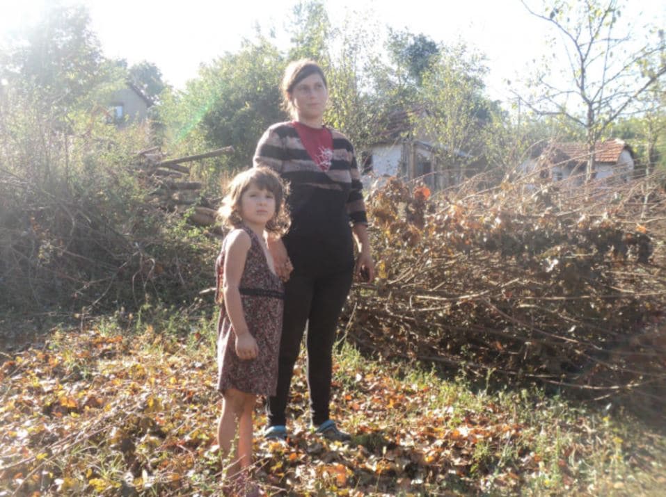 Србија: Мајка и петогодишња девојчица живе у трошној кући од блата (видео) Србија: Мајка и петогодишња девојчица живе у трошној кући од блата (видео)