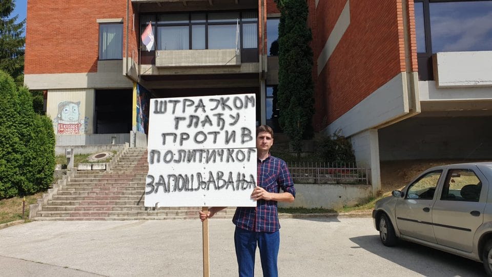Учитељ из Ужица школску годину почео штрајком глађу Учитељ из Ужица школску годину почео штрајком глађу