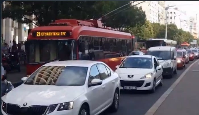 Центар Београда је већ данима у тоталном саобраћајном колапсу док се напредни идиоти праве луди (видео) Центар Београда је већ данима у тоталном саобраћајном колапсу док се напредни идиоти праве луди (видео)