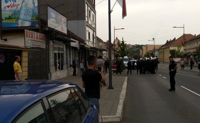 Ваљевци спречили шетњу хомосексуалаца градом (видео) Ваљевци спречили шетњу хомосексуалаца градом (видео)