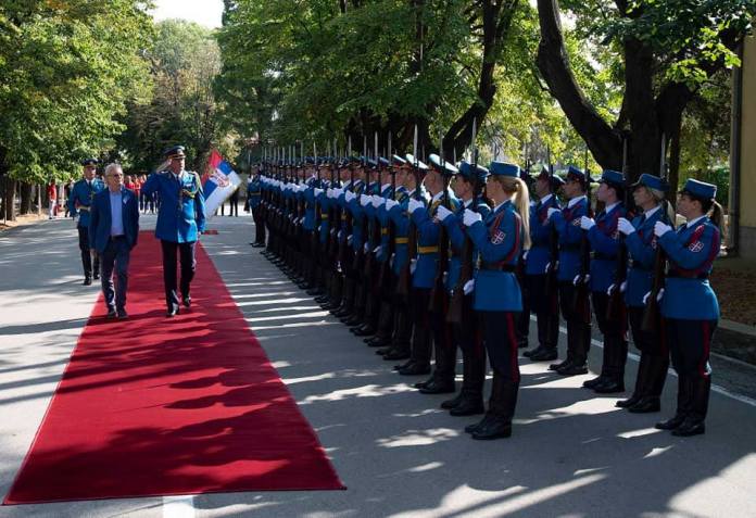 ШТА ЈЕ БРЕ ОВО? Ко је идиот који је наредио да се гарда построји пред фудбалере Црвене звезде?! (видео) ШТА ЈЕ БРЕ ОВО? Ко је идиот који је наредио да се гарда построји пред фудбалере Црвене звезде?! (видео)