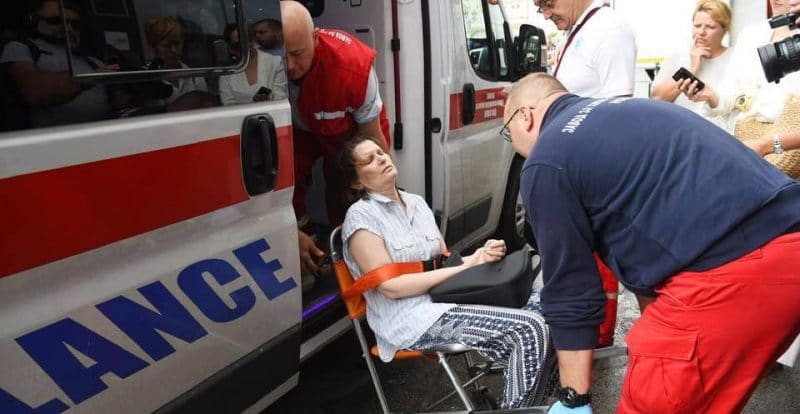 Полиција сломила жени руку приликом принудног исељења, везану је одвезли у хитну (фото) Полиција сломила жени руку приликом принудног исељења, везану је одвезли у хитну (фото)