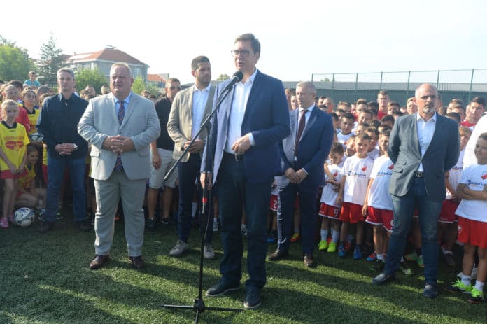 Народ бежи из земље због беде а напредни лудаци реновирају и праве фудбалске стадионе?! Народ бежи из земље због беде а напредни лудаци реновирају и праве фудбалске стадионе?!