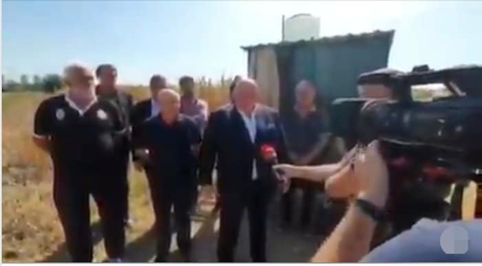 Палма свечано отвара чучавац у њиви (видео) Палма свечано отвара чучавац у њиви (видео)