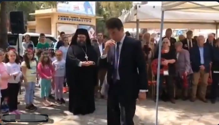 ВЕЛИКА СРАМОТА СРПСКОГ АМБАСАДОРА У ГРЧКОЈ! Сви су у неверици гледали како се Спасојевић прекрстио (видео) ВЕЛИКА СРАМОТА СРПСКОГ АМБАСАДОРА У ГРЧКОЈ! Сви су у неверици гледали како се Спасојевић прекрстио (видео)