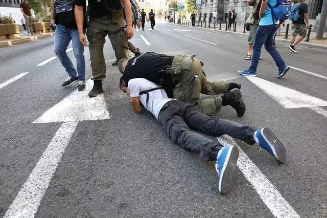 ТО ПОЛИЦИЈО! Удри, гуши, дави, хапси народног непријатеља! (фото) ТО ПОЛИЦИЈО! Удри, гуши, дави, хапси народног непријатеља! (фото)