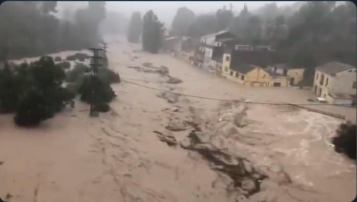 Незапамћено невреме на југу Шпаније, вода носи све пред собом, има мртвих (видео) Незапамћено невреме на југу Шпаније, вода носи све пред собом, има мртвих (видео)