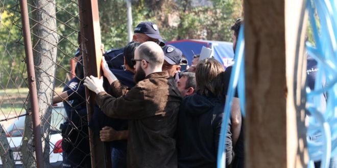 ПРЕKО 20 ПРИПАДНИKА ПОЛИЦИЈЕ ИЗБАЦИЛО ПОРОДИЦУ НА УЛИЦУ! Жени оболелој од РАKА позлило, народ скандира, УБИЦЕ! (видео) 1