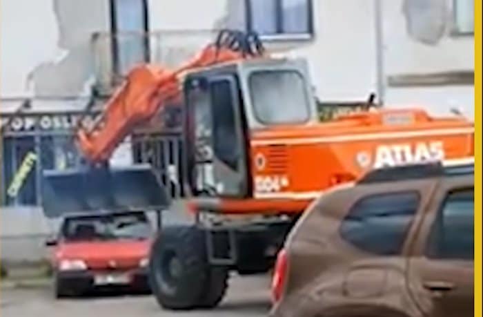 Живојин смрскао багером ауто дужника па отворио душу: Док ја гулим паштету они се бахате (видео) Живојин смрскао багером ауто дужника па отворио душу: Док ја гулим паштету они се бахате (видео)