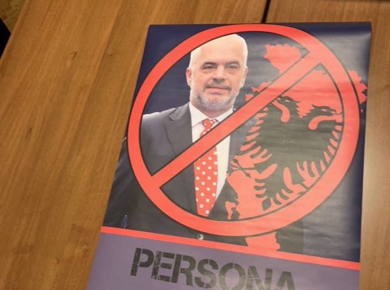 ШИПТАРСКА ОКУПАЦИЈА СРБИЈЕ! Полиција привела омладинце ДСС-а због плаката Едија Раме?! (фото) ШИПТАРСКА ОКУПАЦИЈА СРБИЈЕ! Полиција привела омладинце ДСС-а због плаката Едија Раме?! (фото)