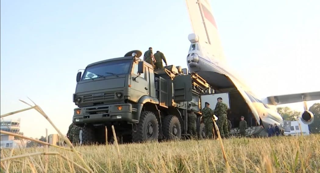 Русија у Србију послала С-400 и „Панцир С“ (видео) Русија у Србију послала С-400 и „Панцир С“ (видео)