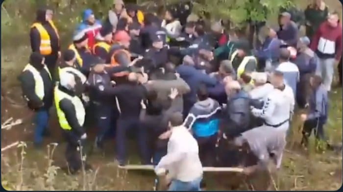 Овако је данас било у селу Топли до на Старој планини где народ брани своју имовину од лопова (видео) Овако је данас било у селу Топли до на Старој планини где народ брани своју имовину од лопова (видео)