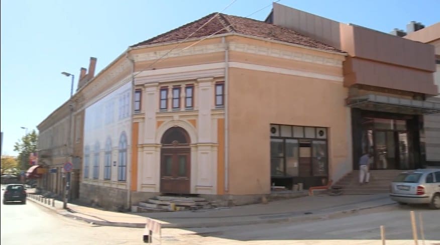 Врањска Потемкинова села - тапете на оронулој згради због доласка Вучића (фото) Врањска Потемкинова села - тапете на оронулој згради због доласка Вучића (фото)