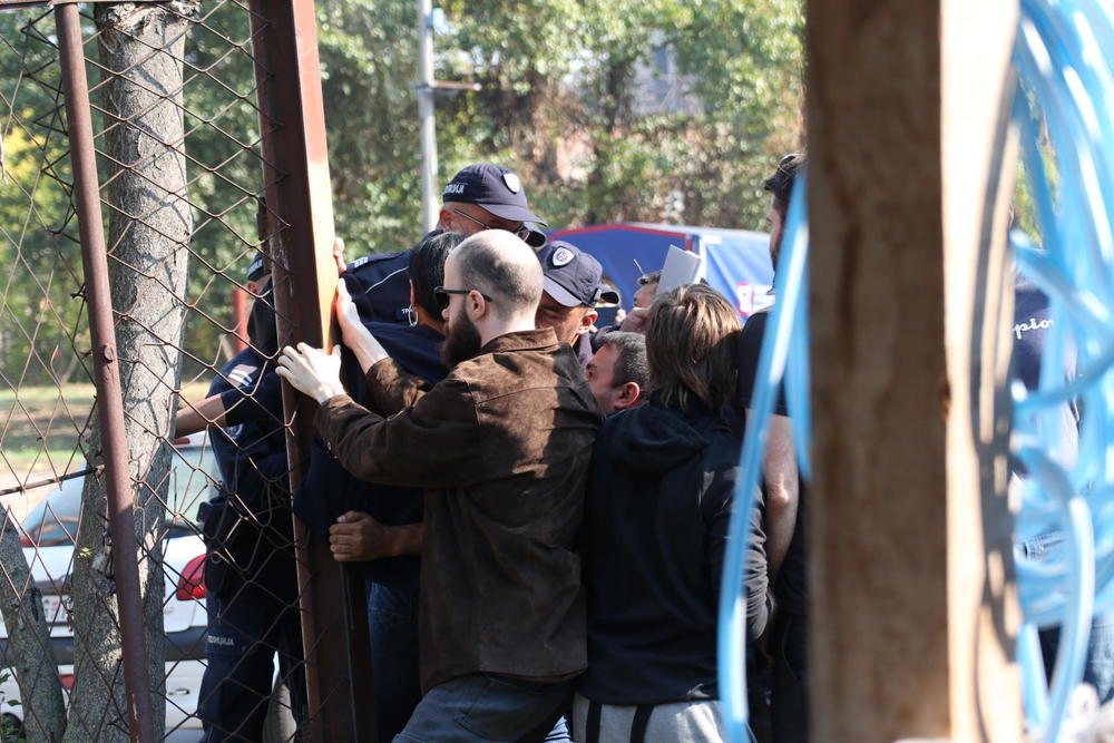 ПРЕKО 20 ПРИПАДНИKА ПОЛИЦИЈЕ ИЗБАЦИЛО ПОРОДИЦУ НА УЛИЦУ! Жени оболелој од РАKА позлило, народ скандира, УБИЦЕ! (видео) ПРЕKО 20 ПРИПАДНИKА ПОЛИЦИЈЕ ИЗБАЦИЛО ПОРОДИЦУ НА УЛИЦУ! Жени оболелој од РАKА позлило, народ скандира, УБИЦЕ! (видео)