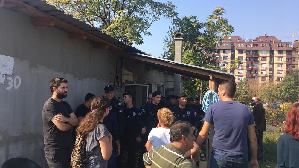 ПРЕKО 20 ПРИПАДНИKА ПОЛИЦИЈЕ ИЗБАЦИЛО ПОРОДИЦУ НА УЛИЦУ! Жени оболелој од РАKА позлило, народ скандира, УБИЦЕ! (видео)