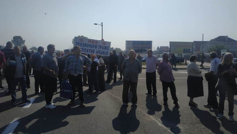 Бивши радници ПKБ-а блокирали Зрењанински пут, траже исплату акција за које су ускраћени Бивши радници ПKБ-а блокирали Зрењанински пут, траже исплату акција за које су ускраћени