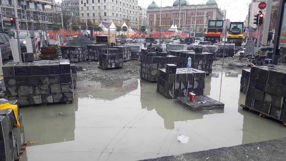 Весићу, свака ти част за дренажу на Тргу Републике, одлично држи воду! (фото)