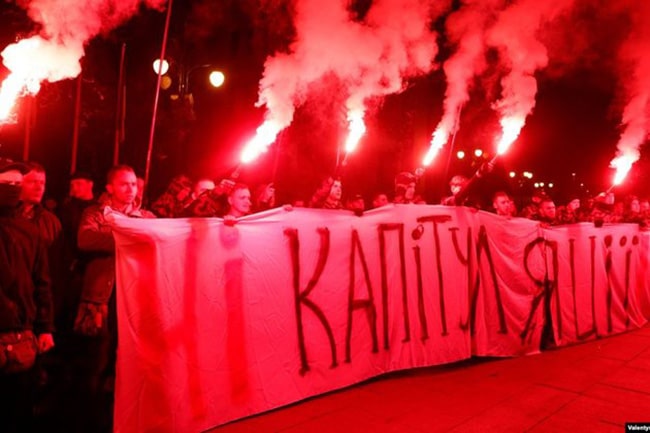 Побуна украјинских националиста против „формуле Штајнмајера“ и „аутономије Донбаса“ Побуна украјинских националиста против „формуле Штајнмајера“ и „аутономије Донбаса“