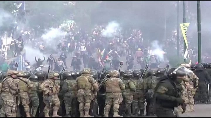 Крвопролиће у Боливији, најмање петоро убијених у протестима против смене Ева Моралеса (видео) Крвопролиће у Боливији, најмање петоро убијених у протестима против смене Ева Моралеса (видео)