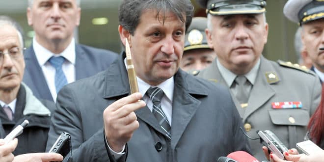 Директор БИА Братислав Гашић стопирао извозни посао "Крушика" у Јерменију и наместио га приватнику! Директор БИА Братислав Гашић стопирао извозни посао "Крушика" у Јерменију и наместио га приватнику!