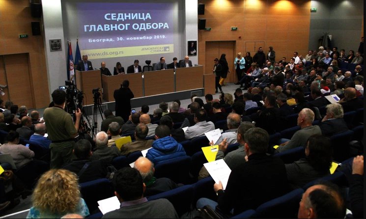 Пропао Вучићев покушај разбијања ДС, распуштен градски одбор ДС-а у Београду Пропао Вучићев покушај разбијања ДС, распуштен градски одбор ДС-а у Београду