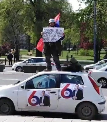 Лудак терориста који је јуче упао наоружан у школу у Великој Плани је члан СНС и обожава Вучића (фото)