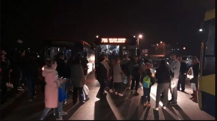 Народ блокирао Авалски пут због очајног превоза; НАРЕЂЕЊЕ ПОЛИЦАЈЦУ: Растури их! Народ блокирао Авалски пут због очајног превоза; НАРЕЂЕЊЕ ПОЛИЦАЈЦУ: Растури их!
