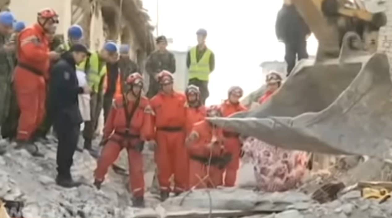 Српски спасиоци извукли два тела из рушевина у Албанији (видео) Српски спасиоци извукли два тела из рушевина у Албанији (видео)