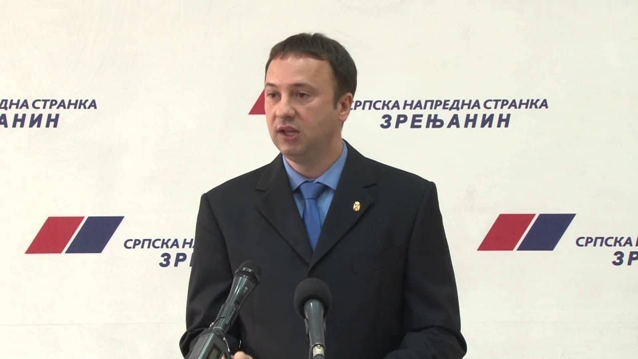 Дарко Бађок, потпредседник СНС у центру Зрењанина пребио келнерицу која је тражила плату Дарко Бађок, потпредседник СНС у центру Зрењанина пребио келнерицу која је тражила плату