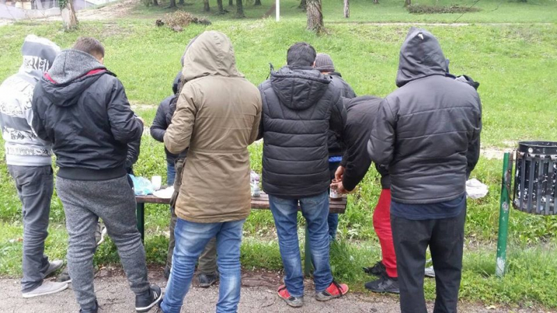 Апатинци у страху од масе мигранта којих је толико да се народ закључава у куће са првим мраком Апатинци у страху од масе мигранта којих је толико да се народ закључава у куће са првим мраком