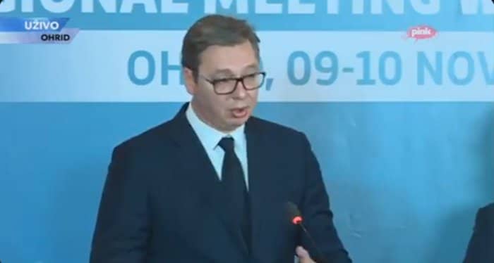 Овај ЛУДАК се понаша и ради као да је председник Албаније а не Србије! (видео) Овај ЛУДАК се понаша и ради као да је председник Албаније а не Србије! (видео)