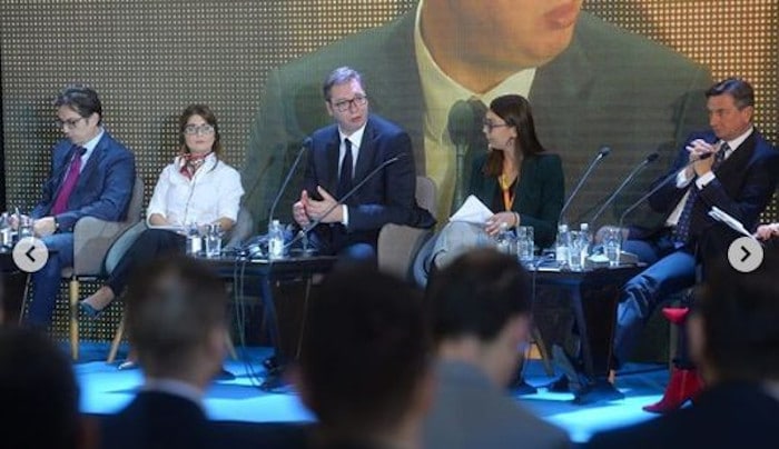 Вучић је сам себи опозиција: „Из Србије не одлазе само млади, већ и старији јер траже бољу будућност!“ Вучић је сам себи опозиција: „Из Србије не одлазе само млади, већ и старији јер траже бољу будућност!“