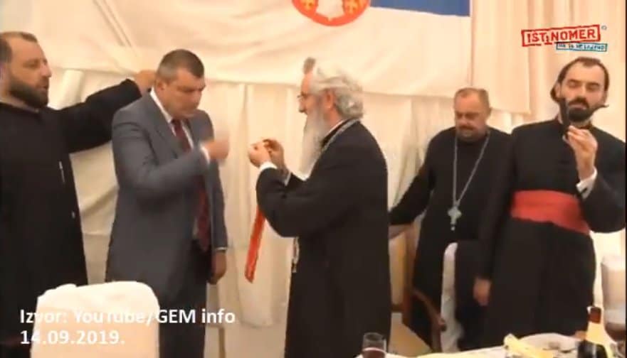 Колики и какав дебил човек треба да буде а да не зна да се прекрсти? (видео) Колики и какав дебил човек треба да буде а да не зна да се прекрсти? (видео)