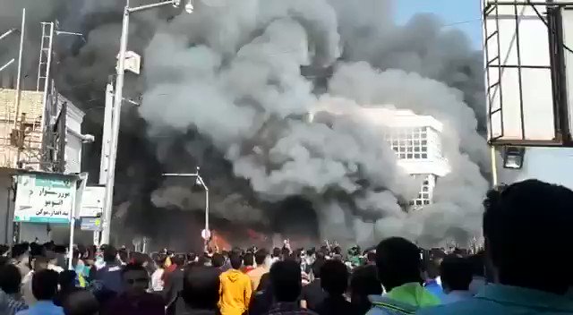 Сто градова на ногама: Талас протеста захватио Иран (видео) Сто градова на ногама: Талас протеста захватио Иран (видео)