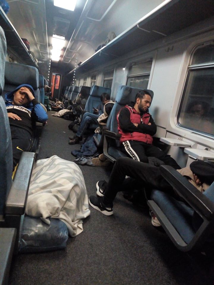 Слика из воза Прешево-Ниш пуног миграната, без иједног Србина узнемирила Европу! (фото)