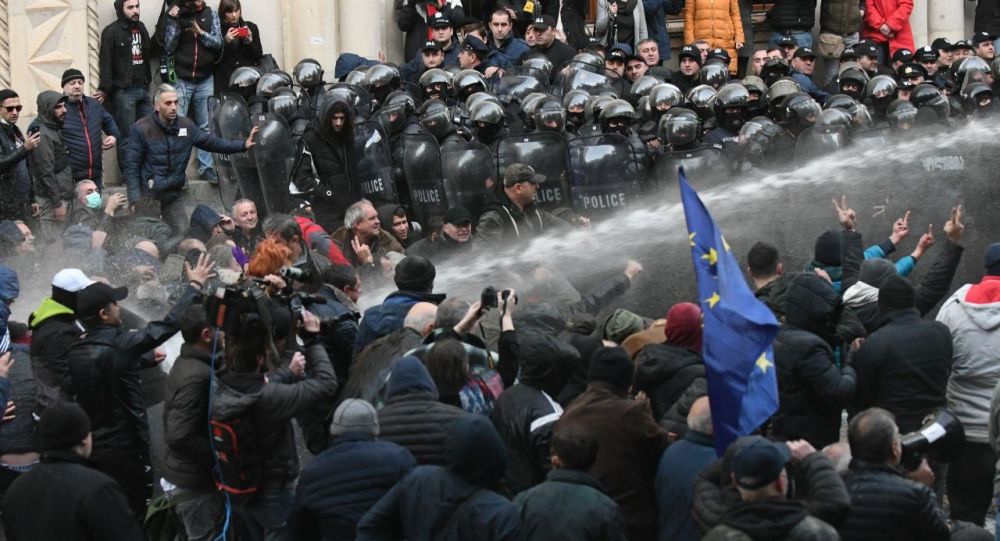 Специјалне снаге полиције растурају демонстранте у Тбилисију (видео) Специјалне снаге полиције растурају демонстранте у Тбилисију (видео)