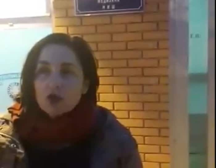 Полиција у Нишу привела потпредседницу Двери због петиције за ослобођење Александра Обрадовића (видео) Полиција у Нишу привела потпредседницу Двери због петиције за ослобођење Александра Обрадовића (видео)