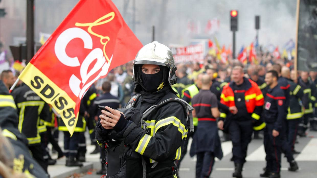 Полицајци против ватрогасаца: Снимак који француски режим крије од светске јавности (видео) Полицајци против ватрогасаца: Снимак који француски режим крије од светске јавности (видео)