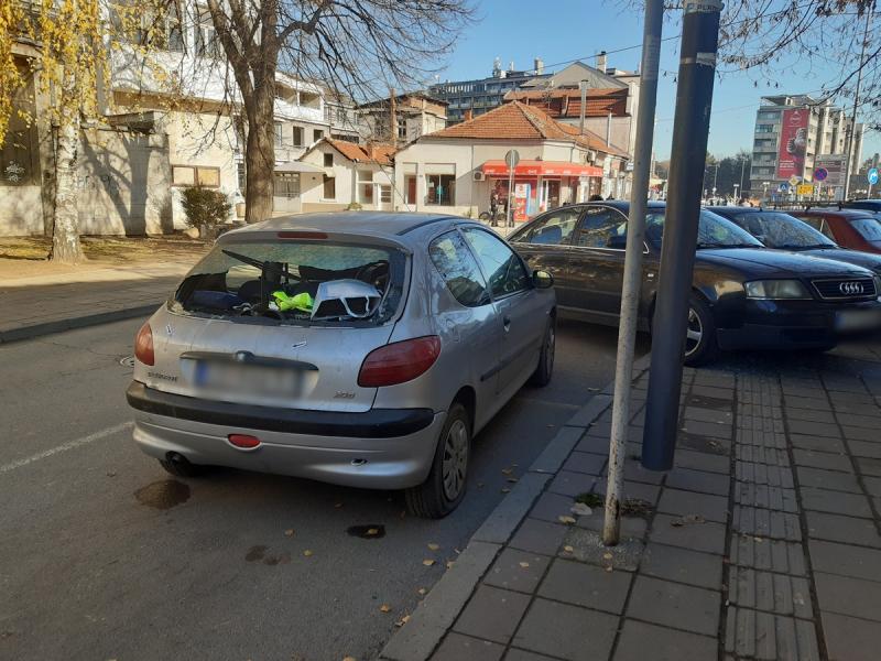 Експлозија у центру Лесковца: Оштећена три аутомобила, полупани излози Експлозија у центру Лесковца: Оштећена три аутомобила, полупани излози