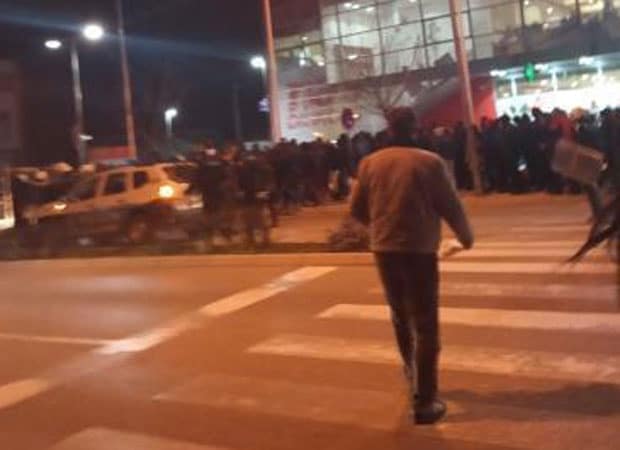 Сукоб ПОЛИЦИЈЕ И НАРОДА У НИКШИЋУ: Ухапшен Србин зато што је на степеницама цркве развио српску тробојку (видео) Сукоб ПОЛИЦИЈЕ И НАРОДА У НИКШИЋУ: Ухапшен Србин зато што је на степеницама цркве развио српску тробојку (видео)